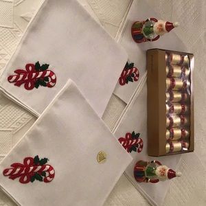 HOLIDAY SET—BRAND NEW NAPKINS, FESTIVE CRACKERS & SANTA SNOW GLOBE SALT & PEPPER